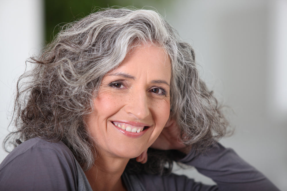 files/Tener-50-anos-mujer-pelo-gris.jpg