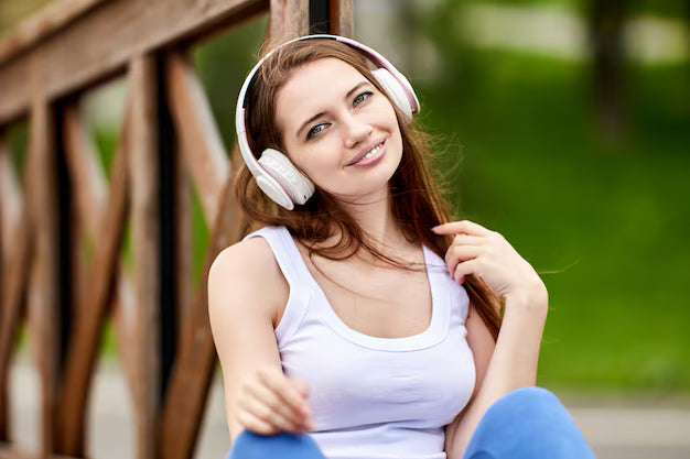files/feliz-mujer-29-anos-auriculares-inalambricos-esta-sentada-parque-publico-verano_351981-3541.avif