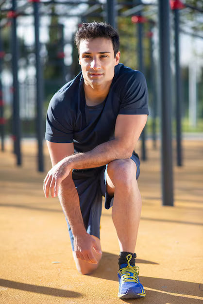 files/joven-deportista-guapo-dia-verano-hombre-ropa-deportiva-mirando-camara-deporte-concepto-retrato_74855-24719.avif
