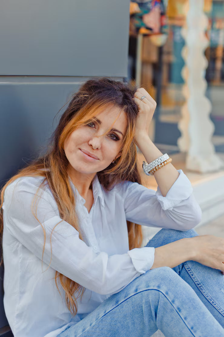 files/retrato-mujer-encantadora-sentada-suelo-sonriendo-calle-dia_176474-2332.avif
