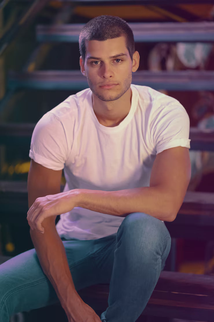 files/retrato-primer-plano-modelo-masculino-atractivo-joven-guapo-bar_158595-5134.avif