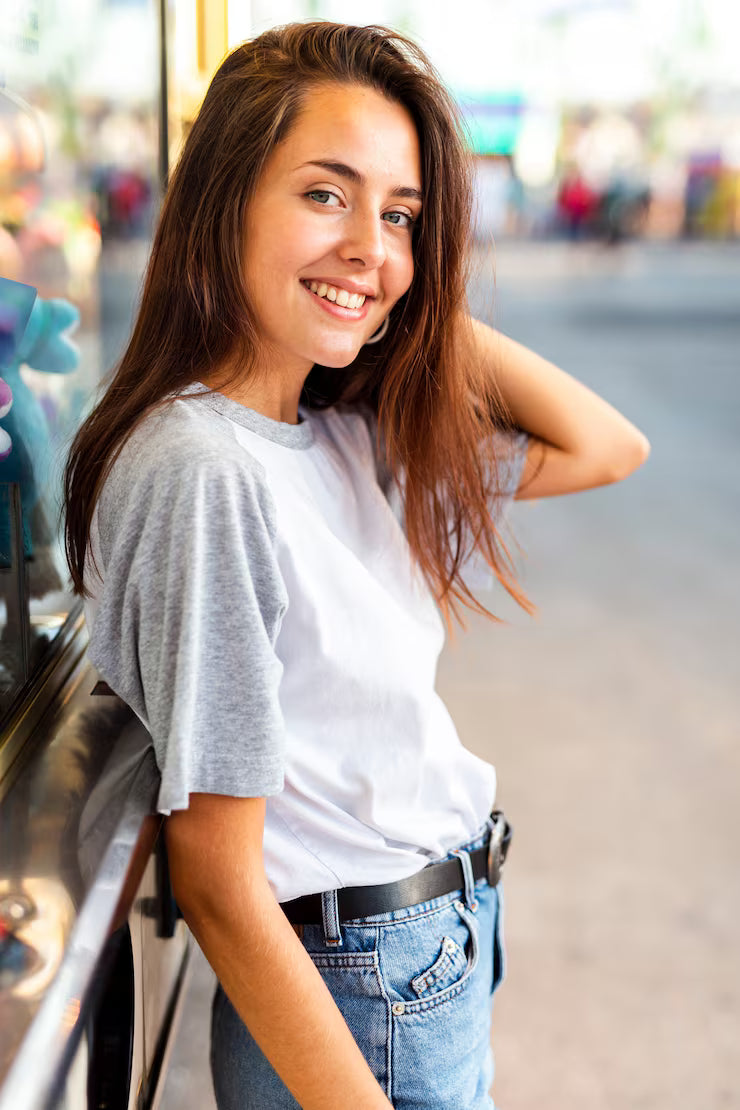 files/tiro-medio-mujer-sonriendo-camara_23-2148344581.avif